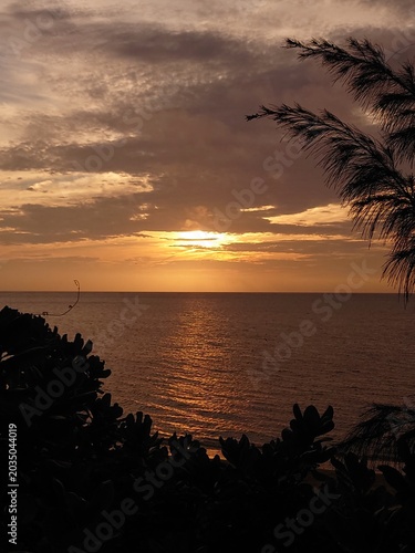 石垣島の海に沈む美しい夕日風景