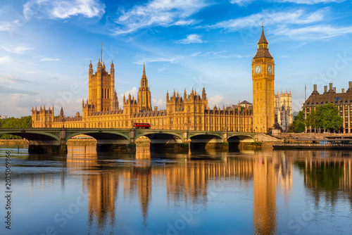 Canvas Print Beautiful summer sunrise view of the Westminster Palace and Big Ben clocktower i