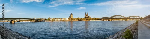 Panel kuchenny z motywem Panoramic sunrise view of the skyline of Cologne, Germany, stretching from Deutzer Bridge and the old town with Cathedral along the River Rhine to the east with Hohenzollern bridge