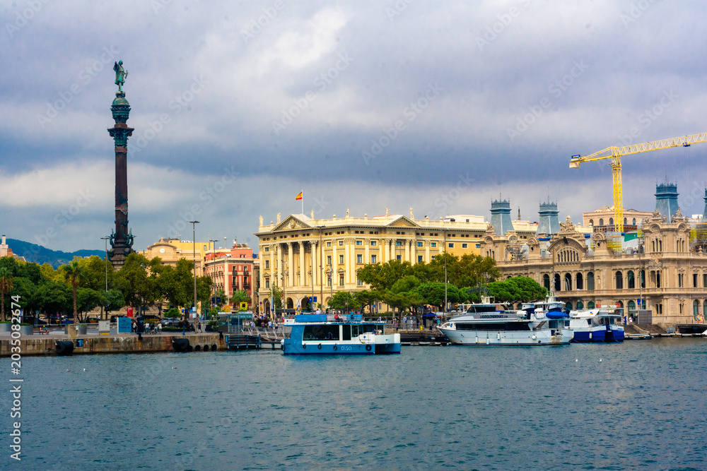 Obraz premium Barcelona port with columbus monument and historic buildings