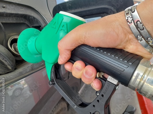 Bilde på lerret Benzinaio alla stazione di servizio che fa rifornimento alla propria automobile