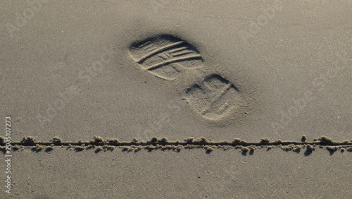 Schilderij op canvas Footprint having crossed over a line in the sand