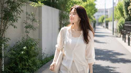 住宅街を歩く20代日本人女性のナチュラルライフスタイルポートレート｜休日・散歩・自然光・穏やかな日常