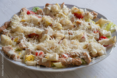 Fényképezés a fresh homemade caesar salad, featuring grilled chicken pieces, crispy croutons