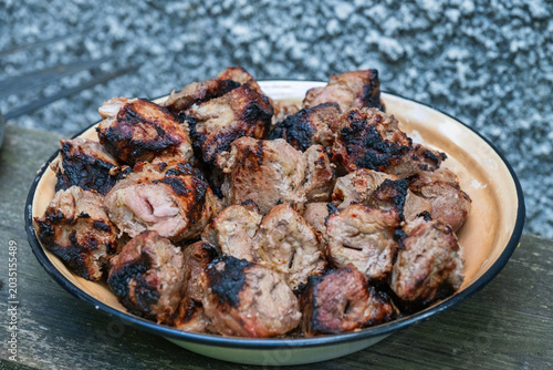 Foto freshly grilled pork shashlik meat chunks with a deliciously charred crust, pile