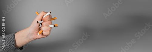 Fotografía Conceptual image of quitting smoking by crushing a cigarette in a clenched fist, symbolizing strength, determination, breaking addiction, and commitment to a smoke-free lifestyle