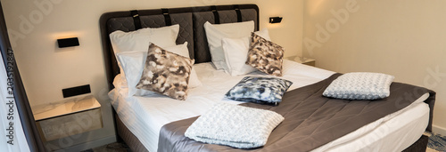 Foto Cozy bedroom with a double bed, inviting decor, and soft lighting, perfect for rest, comfort, and a relaxing stay