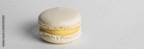 Schilderij op canvas A vanilla macaroon with a soft, chewy texture and sweet, aromatic flavor, perfect as a delicate dessert, elegant treat, or indulgent snack