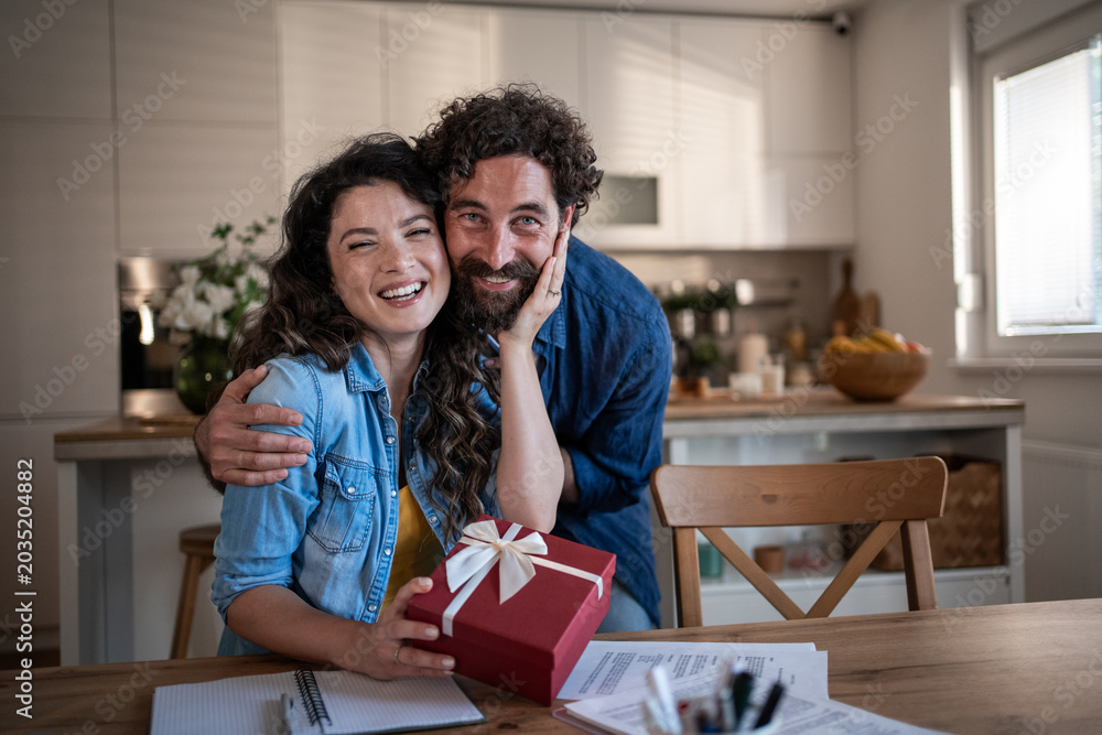Φωτογραφία Happy couple celebrating anniversary receiving thoughtful gift at home