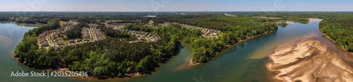Fotografie Sandbar and quiet community on Mountain Island Lake in North Carolina