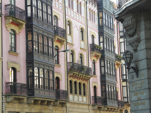 Foto Belle Epoque Ensanche Facades Bilbao — Pink Brick Building with Azulejo Tile Fri