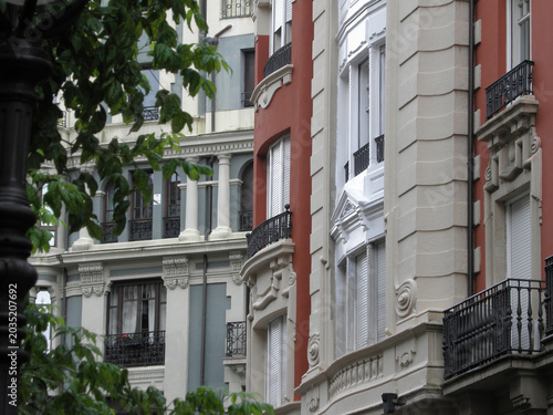 Bild auf Leinwand Belle Epoque Ensanche Facades Bilbao — Cast-Iron Lamp Post with Blue-Grey and Te