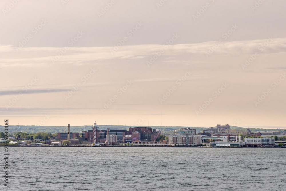 Obraz premium Panoramic view of a Erie Pennsylvania skyline across the bay from Presque Isle State Park