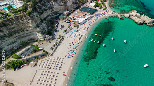 Foto Breathtaking aerial view of Spiaggia di Riaci, one of Calabria's most pristine b