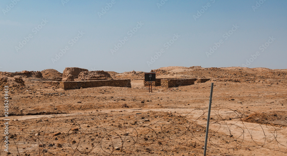 Obraz premium Exploring the ancient Ziggurat of Ur in Iraq under clear skies