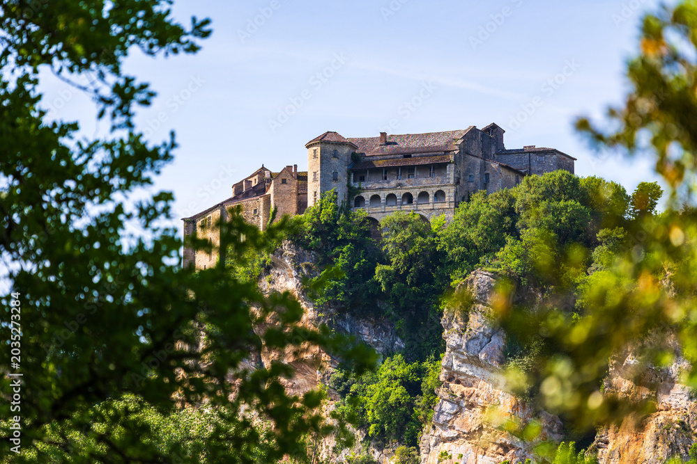 Obraz premium Bruniquel Castles at the top of a limestone cliff seen from below