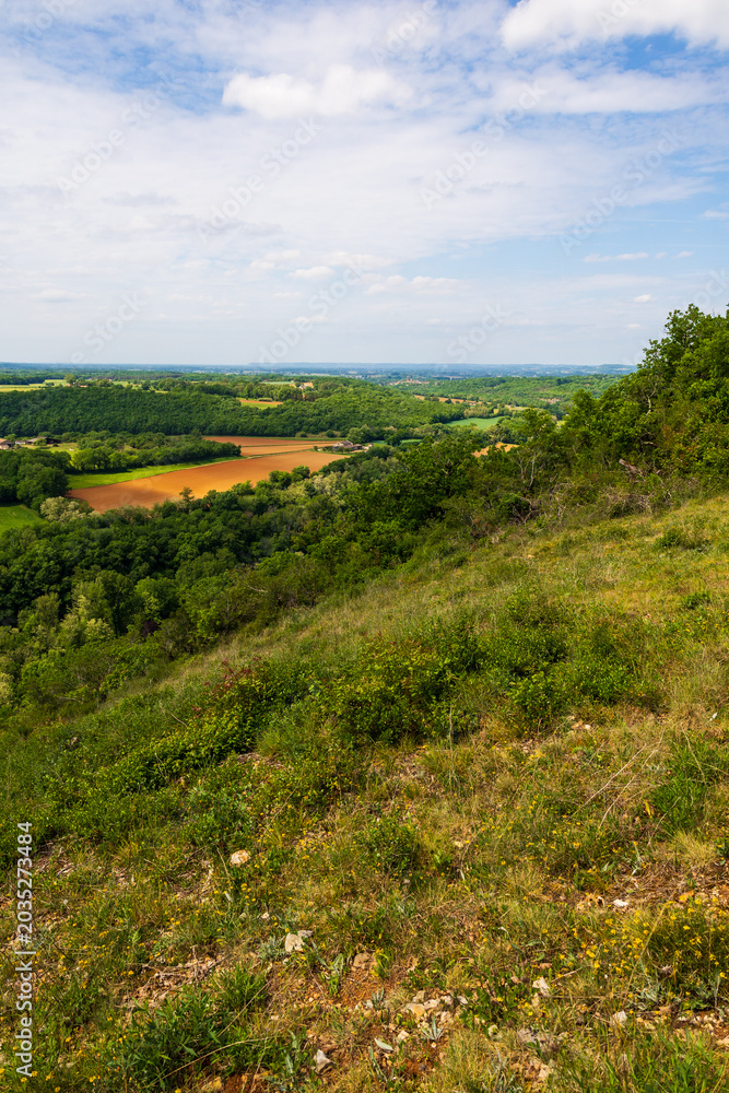 Obraz premium Panoramic view of the village of Montricoux from the hills of Bas-Quercy at Bruniquel