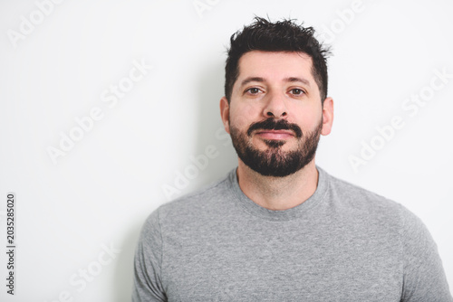 Bilde på lerret Confident young man in front of gray background