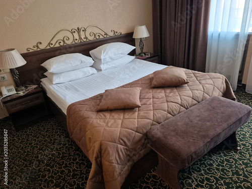 Foto Comfortable bed in a vintage style hotel room