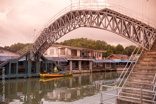 Cuadro en lienzo THAILAND TRAT VILLAGE BAN NAM CHIAO BRIDGE