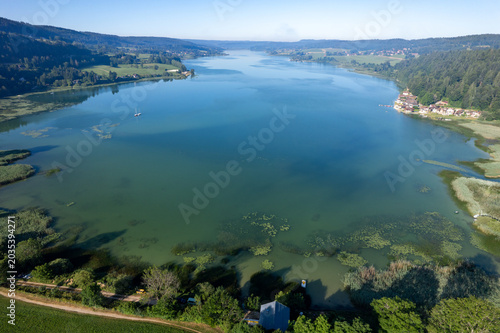 Vue aérienne panoramique du Lac Saint Point au lever du jour avec brume matinale