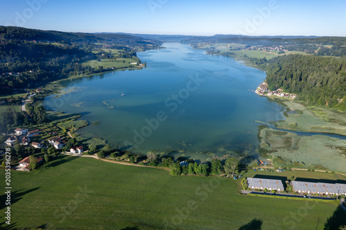 Vue aérienne panoramique du Lac Saint Point au lever du jour avec brume matinale