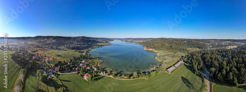 Vue aérienne panoramique du Lac Saint Point au lever du jour avec brume matinale