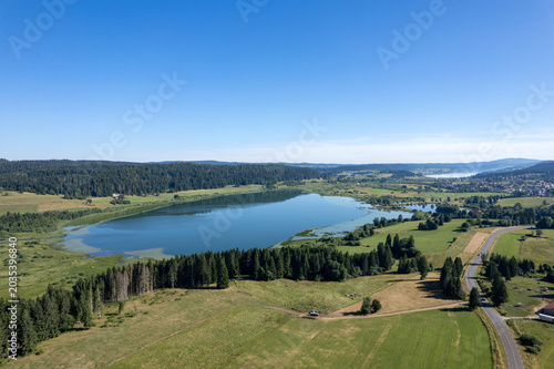 Vue aérienne panoramique du Lac Saint Point au lever du jour avec brume matinale