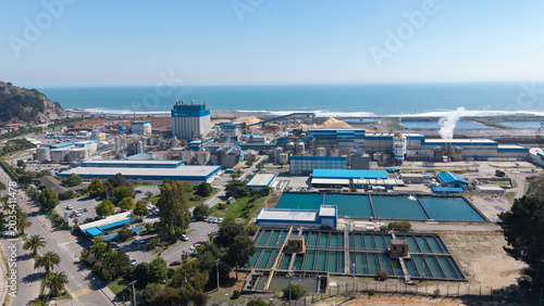 Фотография Aerial drone panning shot revealing water treatment pools and Arauco pulp mill in Constitucion, Chile