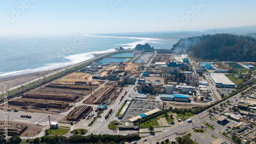 Фотография Aerial drone panning shot of Arauco cellulose plant on the coastline of Constitucion, Chile