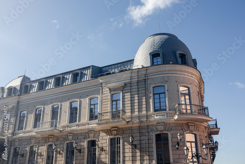 Canvastavla Stunning classical architecture with dome and balconies under clear blue sky