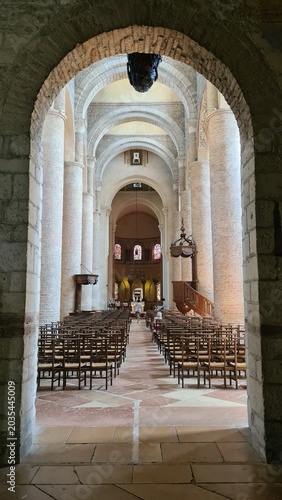 Fotografie Magnifique perspective sur la nef et le chœur de l'abbatiale Saint-Philibert de