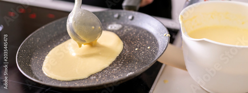 Canvastavla Close-up of batter spreading in frying pan