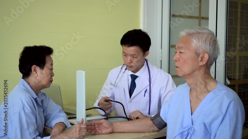 Asian senior couple check up with doctor at hospital longevity care medical trend 4k