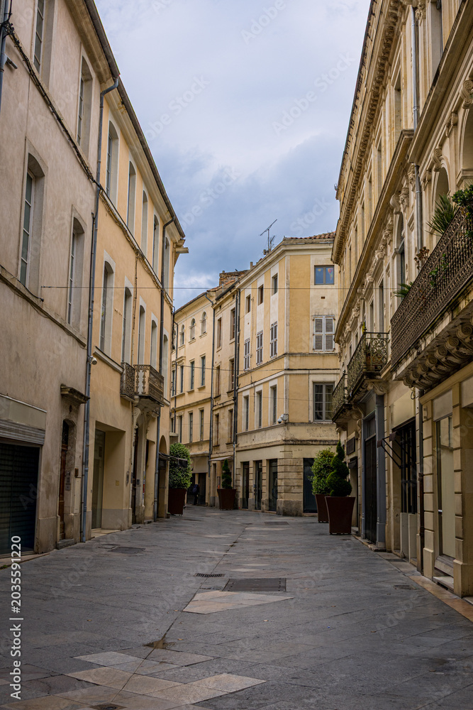 Fototapeta premium Dans les rues de Nîmes dans le Gard en France