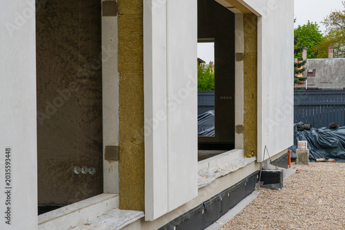 Foto Prefab modular house wall detail with exposed insulation layer around large wind