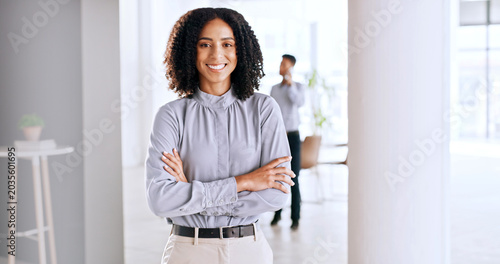 Φωτογραφία Realtor, portrait or woman in office with arms crossed, pride or career as property seller