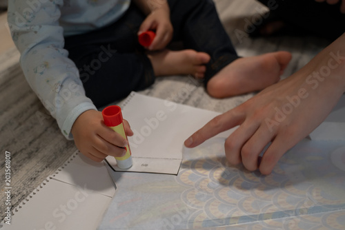 Quadro su tela 工作する親子の手元