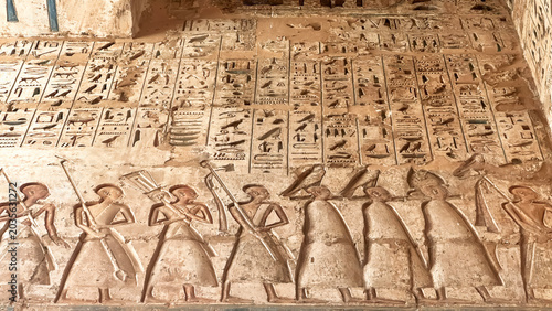 Billede på lærred Beautiful bas-reliefs and ancient hieroglyphs from the mortuary temple of Ramesses III at Medinet Habu, Luxor, Egypt