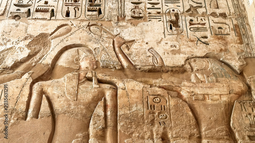 Tableau sur toile Beautiful bas-reliefs and ancient hieroglyphs from the mortuary temple of Ramesses III at Medinet Habu, Luxor, Egypt