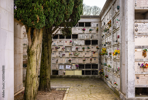 Tableau sur toile Wand der Erinnerung — Urnennischen auf einem italienischen Friedhof