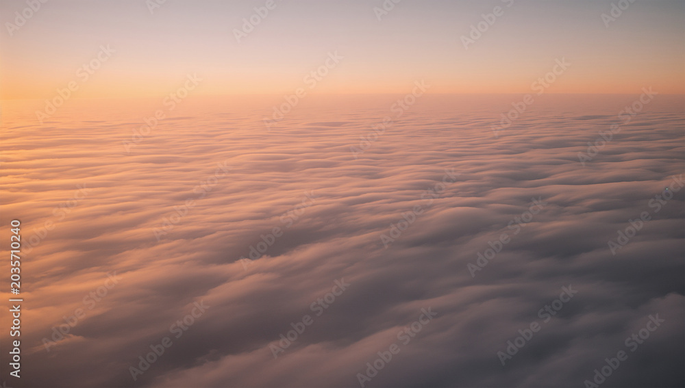 Fototapeta premium 朝日に照らされた雲海が抽象的に広がる静かな自然背景写真