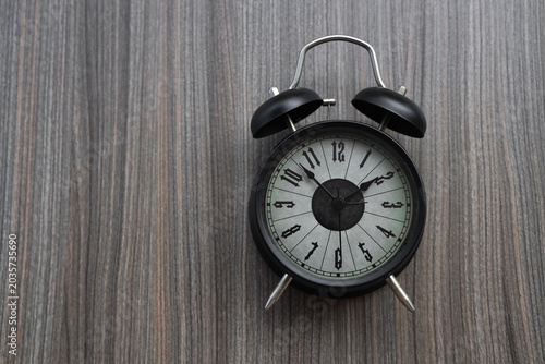 Foto black and white vintage style aged old fashioned Alarm clock, top view empty cop