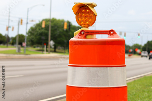 Canvastavla Orange traffic barrel with flashing warning light beside roadway construction zo
