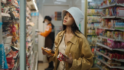 Εκτύπωση καμβά Woman shopping in convenience store choosing food from busy shelves