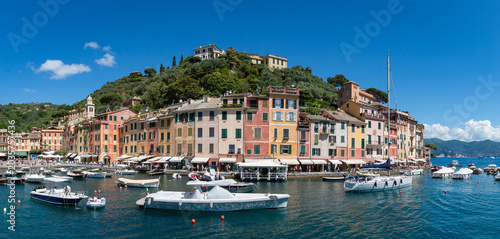 Foto Panoramic view of Portofino harbor with colorful waterfront houses, moored boats