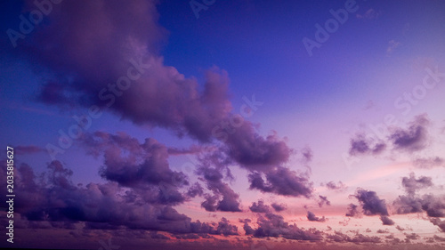 Foto Stunning twilight sky with vibrant orange gradient and scattered dark clouds at