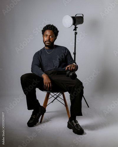 Valokuva Beautiful and elegant black man, photographer posing for photos in a photography