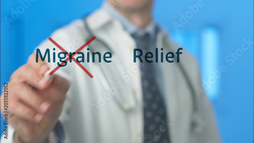 Valokuva Medical professional erasing the word migraine on a digital screen with a red cr