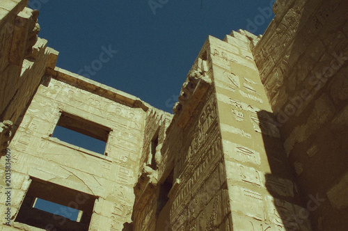 Φωτογραφία Medinet Habu Temple Inner Courtyard Pylon Walls with Hieroglyphs and Windows